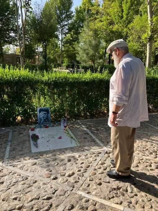 ناطق نوری با پوششی متفاوت بر سر مزار استاد شجریان (عکس) ناطق نوری با پوششی متفاوت بر سر مزار استاد شجریان (عکس)