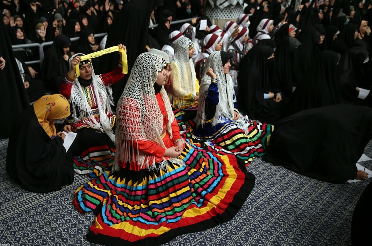 پوشش متفاوت دختران نوجوان در بیت رهبری پوشش متفاوت دختران نوجوان در بیت رهبری
