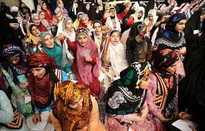 پوشش متفاوت دختران نوجوان در بیت رهبری پوشش متفاوت دختران نوجوان در بیت رهبری